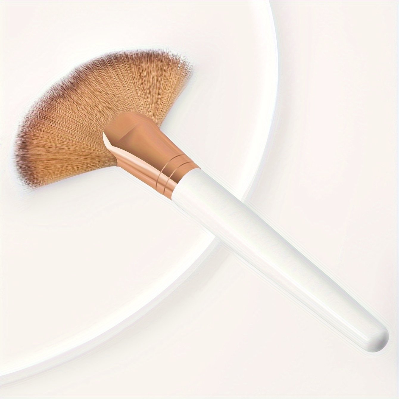 Luxurious Fan-Shaped Powder Brush soft bristles