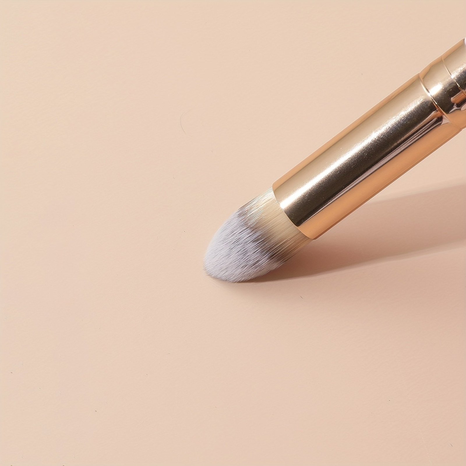 High-quality synthetic fibers concealer brush